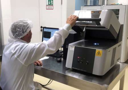 Man working with a Fischerscope X-Ray XUL